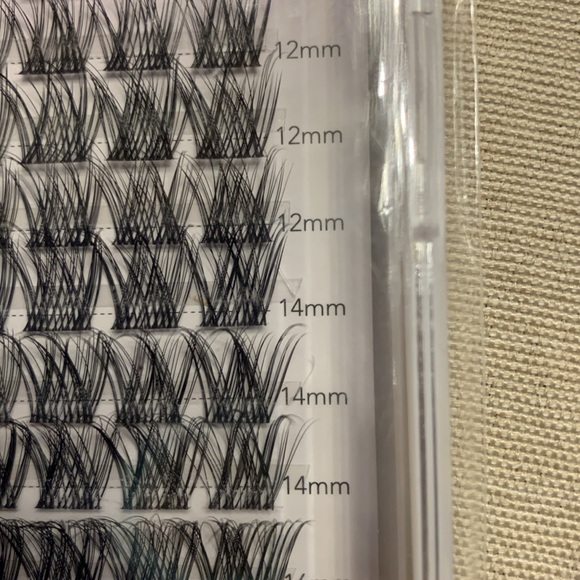 Veyes Beauty. Complete eyelash kit. Lashes, applicator, glue & remover. NIB - Picture 3 of 8